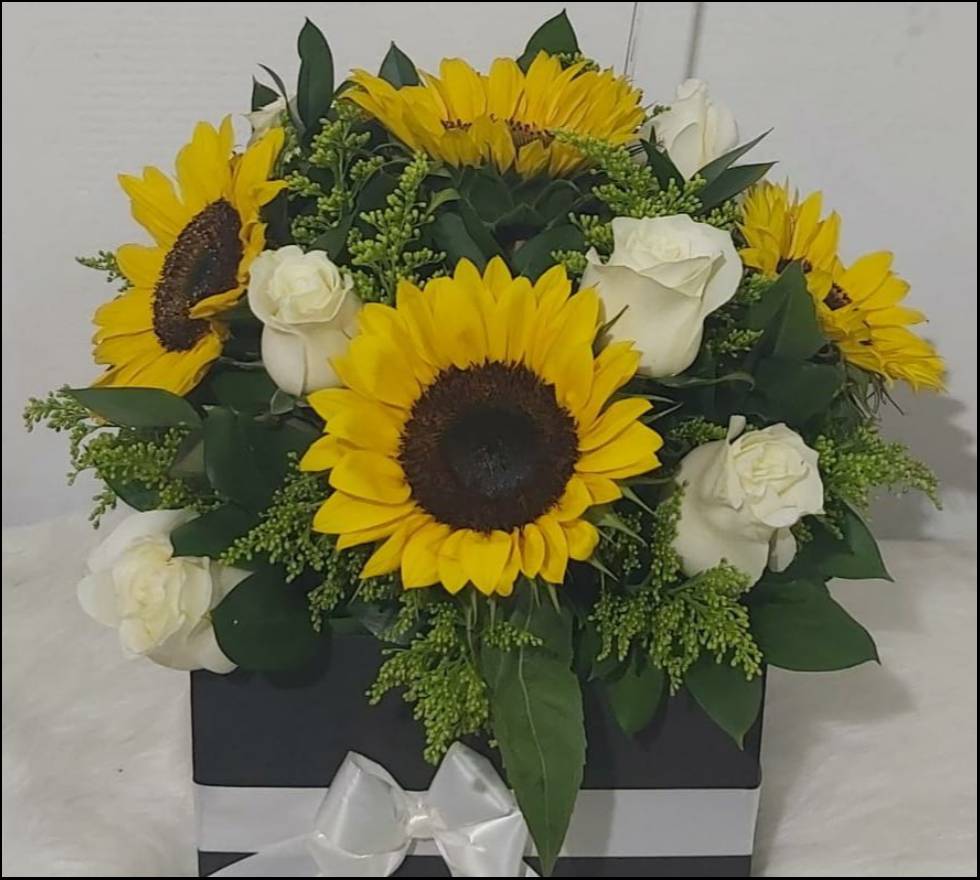 Caja de flores feliz día.