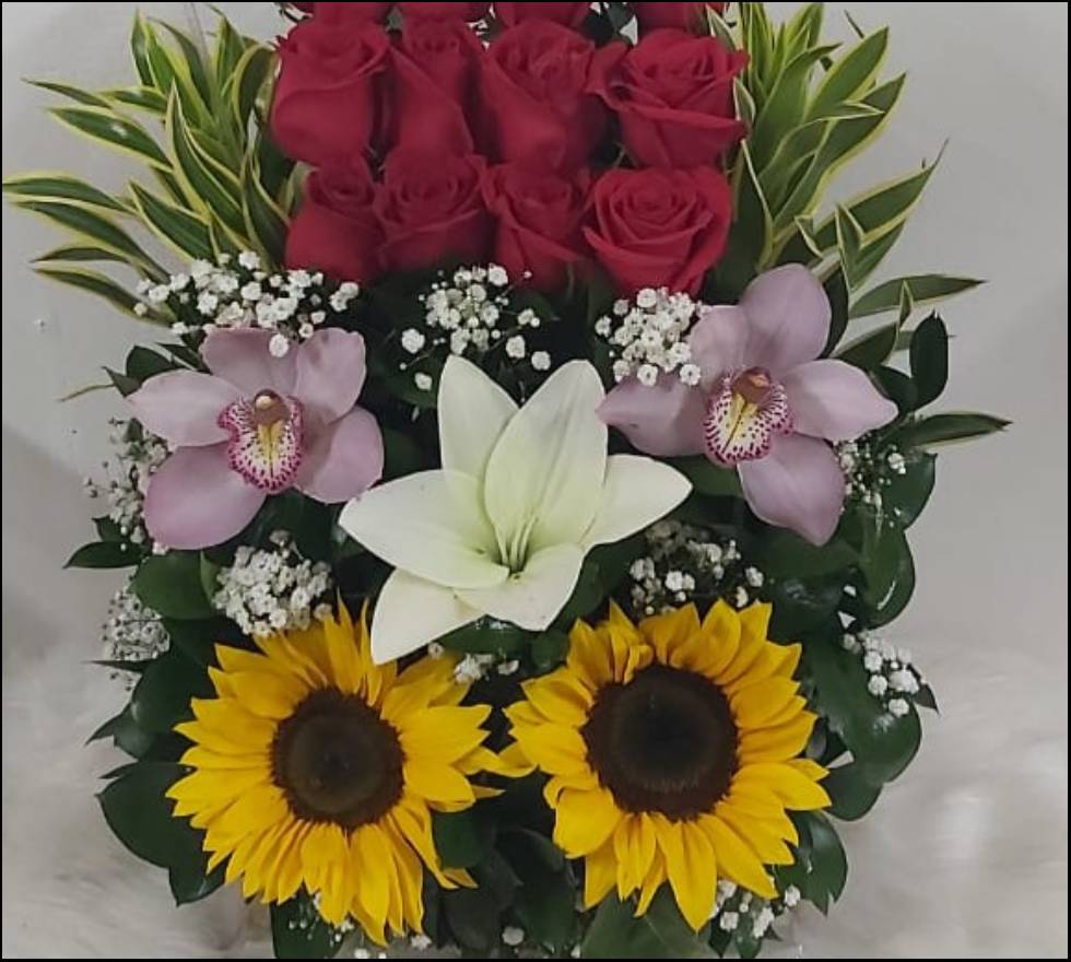 Arreglo de rosas de colores.